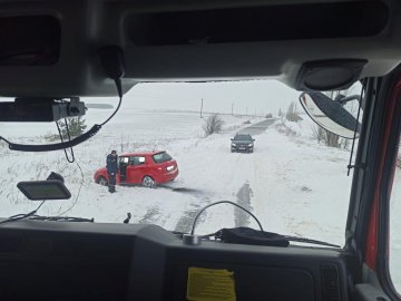 На Волині надзвичайники визволили із замету авто з жінкою і дитиною