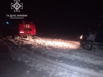 На Волині рятувальники допомогли двом водіям мікроавтобусів, які застрягли на дорозі