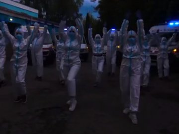 Рівненські медики запальними танцями підтримали хворих на COVID-19 та колег-лікарів. ВІДЕО