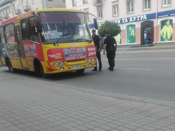 У Луцьку поліцейські «зняли» з рейсу маршрутку