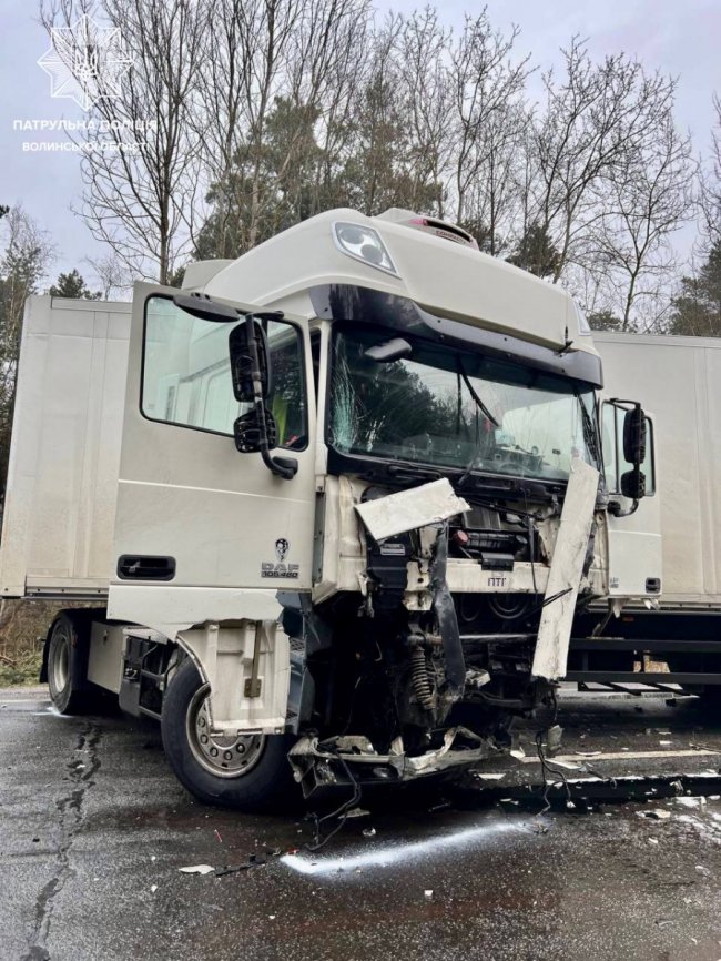 На Ковельщині фура зіткнулася з легковиком з причепом. ФОТО
