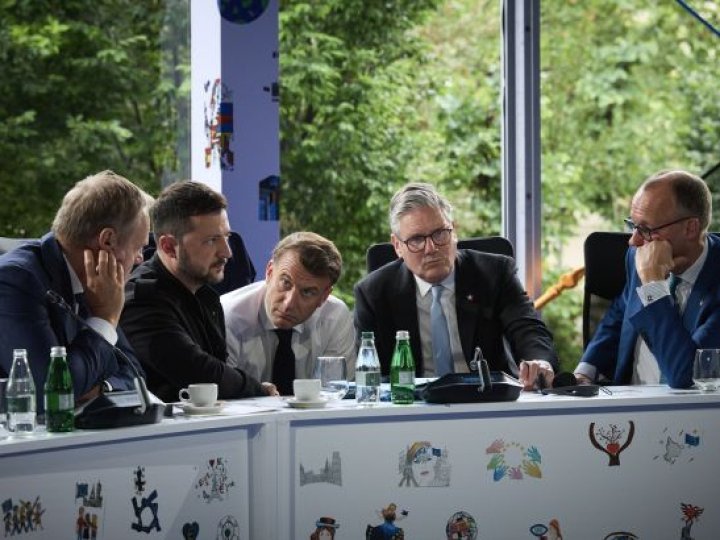 Європа переконує Зеленського не погоджуватися на виведення військ із Донбасу, - Bloomberg