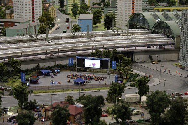  Знайшлося місце і для спонсорів - до експозиції гармонійно вписалися екрани смартфонів. У такому масштабі вони грають роль величезних міських телевізорів