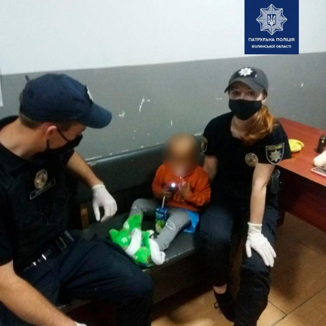 У товарному вагоні в Луцьку знайшли п'яну жінку з дитиною. ФОТО