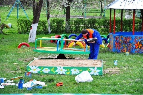 Як лучани допомогли облаштувати майданчик у дитбудинку. ФОТО