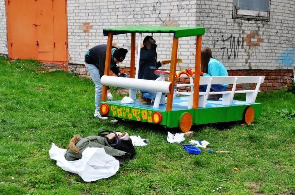 Як лучани допомогли облаштувати майданчик у дитбудинку. ФОТО