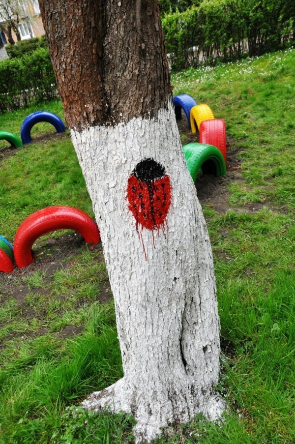 Як лучани допомогли облаштувати майданчик у дитбудинку. ФОТО