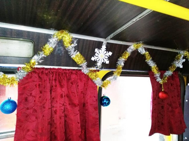У Луцьку святково прикрасили маршрутку. ФОТО 
