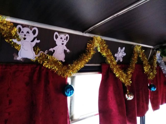 У Луцьку святково прикрасили маршрутку. ФОТО 