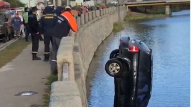 Вилізла на дах і чекала рятувальників: у Харкові дівчина на Kia злетіла у річку. ВІДЕО