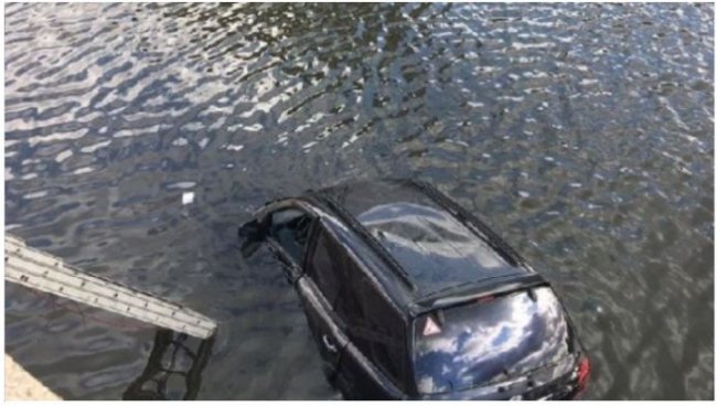 Вилізла на дах і чекала рятувальників: у Харкові дівчина на Kia злетіла у річку. ВІДЕО