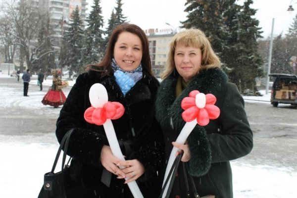 У центрі Луцька чоловіки вчилися «крутити» квіти для жінок. ФОТО