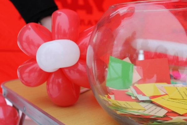 У центрі Луцька чоловіки вчилися «крутити» квіти для жінок. ФОТО