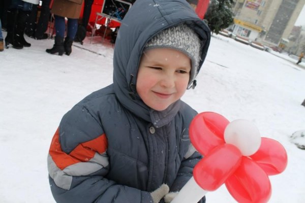 У центрі Луцька чоловіки вчилися «крутити» квіти для жінок. ФОТО
