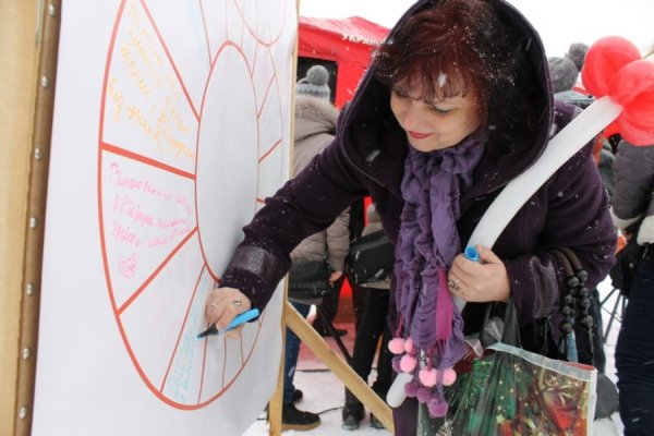 У центрі Луцька чоловіки вчилися «крутити» квіти для жінок. ФОТО