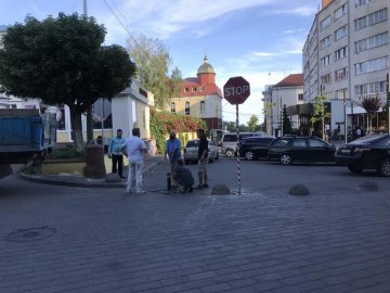 У Луцьку перекрили один із в'їздів на Театральний майдан. ФОТО