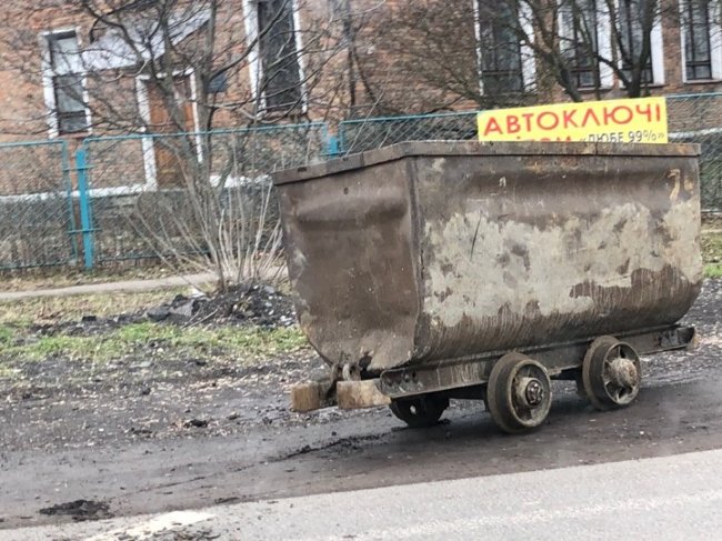 У волинському місті з фури під час руху злетіла залізна вагонетка. ФОТО