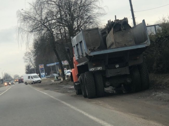 У волинському місті з фури під час руху злетіла залізна вагонетка. ФОТО
