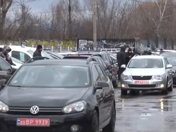 Лучани скаржаться на діяльність стихійного авторинку: яка ситуація. ВІДЕО