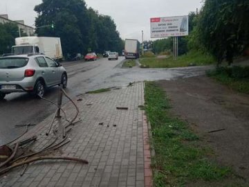 Влетів у паркан: у Луцьку вантажівка на швидкості ледве не збила пішоходів. ФОТО