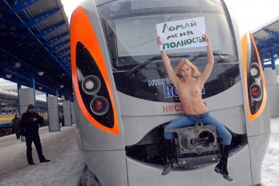 FEMEN роздягнулися на потязі Hyundai. ФОТО
