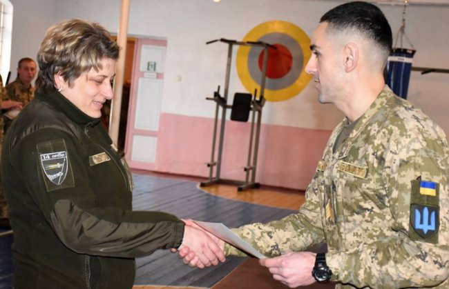 Бійці волинської бригади позмагалися у гирьовому спорті: залізо «тягали» навіть жінки. ФОТО