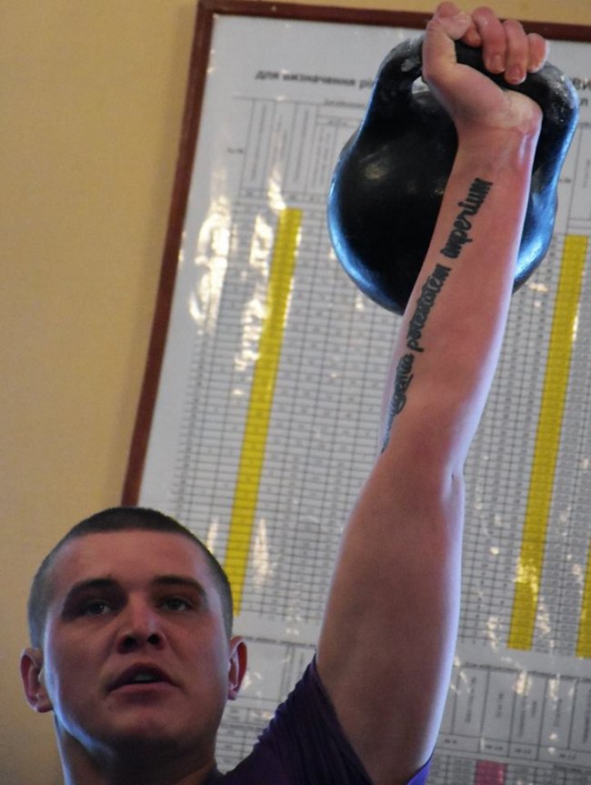 Бійці волинської бригади позмагалися у гирьовому спорті: залізо «тягали» навіть жінки. ФОТО