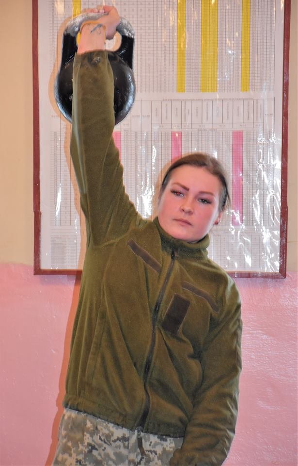 Бійці волинської бригади позмагалися у гирьовому спорті: залізо «тягали» навіть жінки. ФОТО