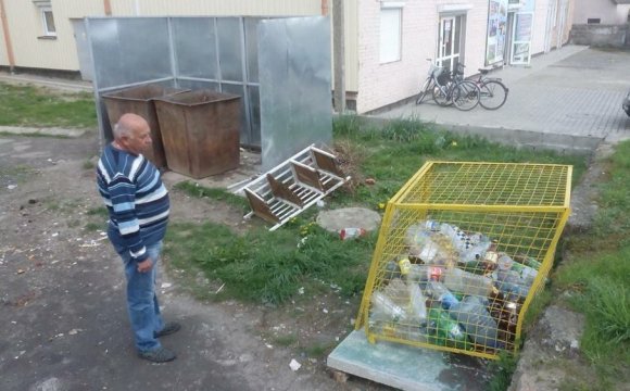 Вандали зіпсували новий смітник для пластику у Рожищі. ФОТО