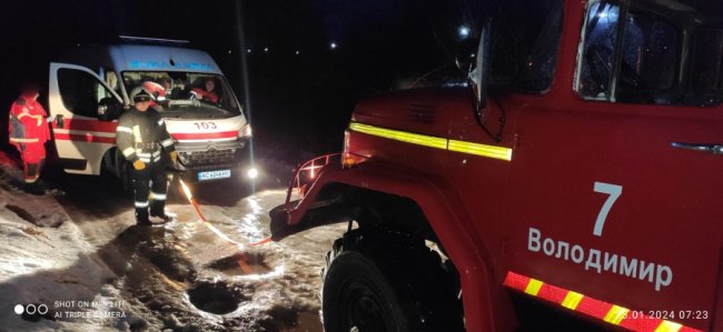 На Волині звільнили з льодового полону швидку, яка везла людину до лікарні
