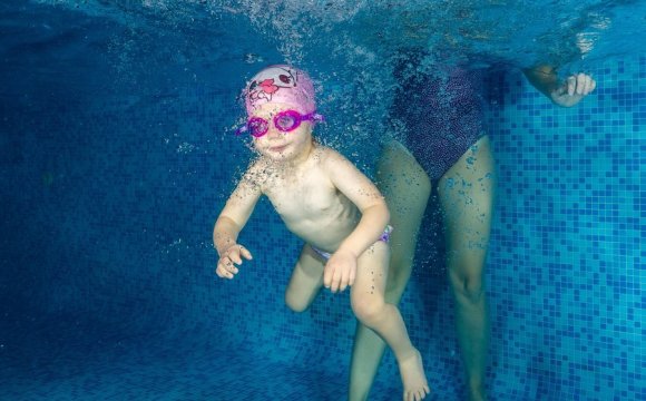 Як малюки пірнають під воду: світлини волинської фотографки