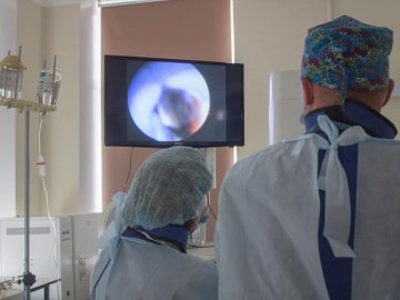 Із нирки волинянки дістали чималий камінь 