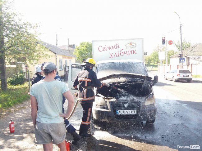 У Луцьку горіла автівка з хлібом. ФОТО