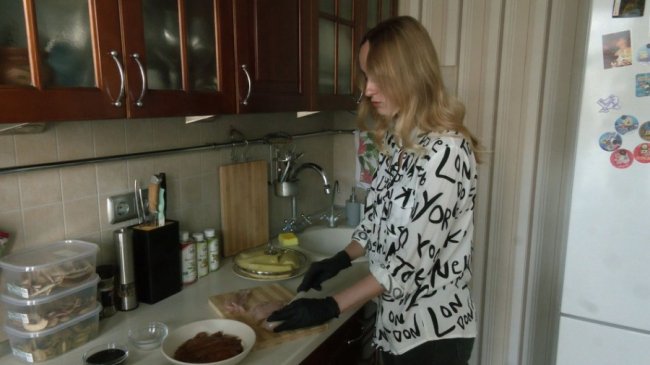 Подружжя з Луцька вдома сушать поживні снеки для ЗСУ. ФОТО. ВІДЕО