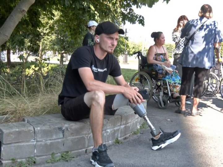 «Хода безбар'єрності»: лучани перевіряли на доступність вулиці та будівлі