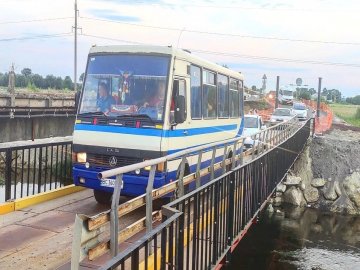 Показали, як працює тимчасовий міст на Львівщині. ВІДЕО