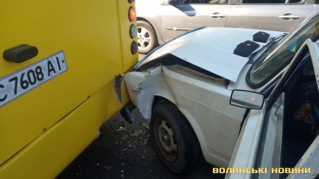У Луцьку автомобіль влетів у маршрутку: винуватець кинув машину і втік. ФОТО
