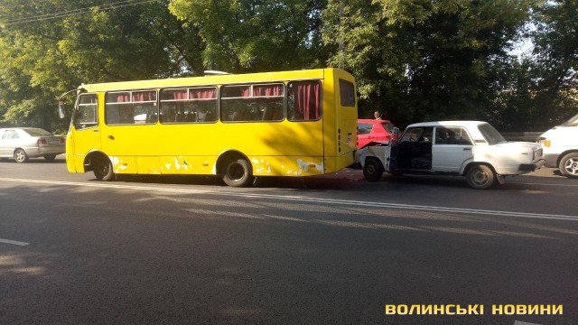 У Луцьку автомобіль влетів у маршрутку: винуватець кинув машину і втік. ФОТО