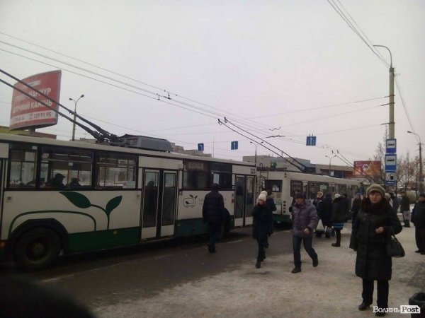 У Луцьку - затор з тролейбусів