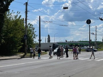 У Луцьку люди перекрили дорогу: відома причина