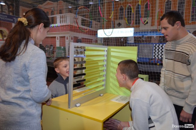 Заступник голови Волинської ОДА показав дива науки і техніки особливим діткам. ФОТО