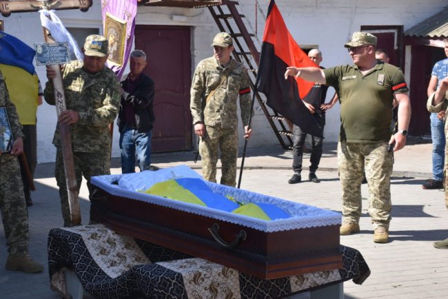 Меншій донечці лише 7 місяців: на Волині попрощалися із Героєм Павлом Косячніковим