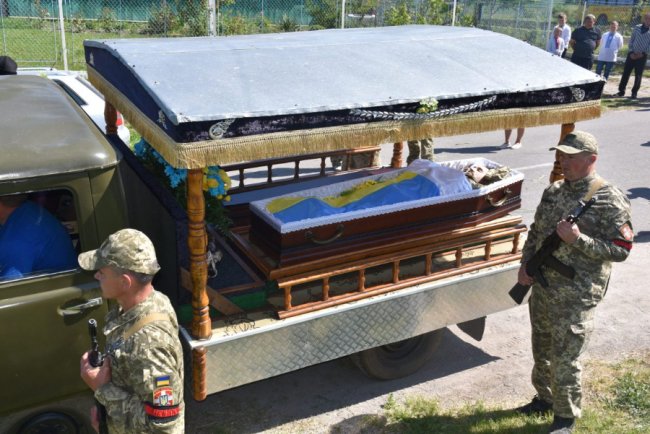 Меншій донечці лише 7 місяців: на Волині попрощалися із Героєм Павлом Косячніковим