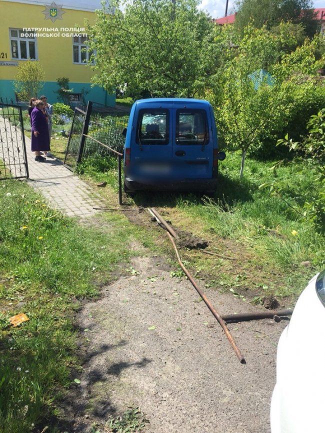Протаранив паркан і з'їхав у кювет: волинські копи врятували водія, у якого за кермом стався приступ епілепсії. ВІДЕО