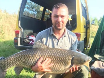 Рибні рекорди: волинянин впіймав гігантського білого амура. ФОТО