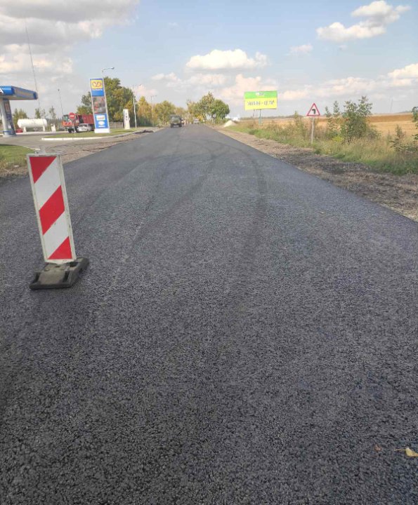 Одні будують, а інші – руйнують: на волинській трасі водії зіпсували свіжоукладений асфальт