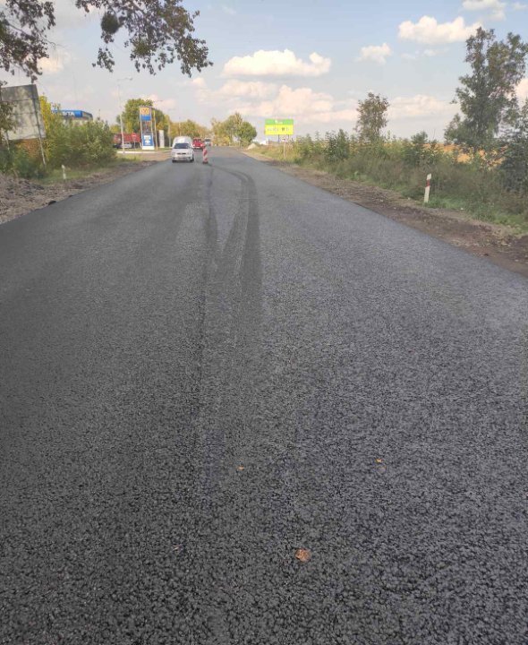Одні будують, а інші – руйнують: на волинській трасі водії зіпсували свіжоукладений асфальт