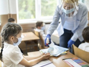 Невакцинована вчителька з Волині подала до суду через відсторонення і виграла