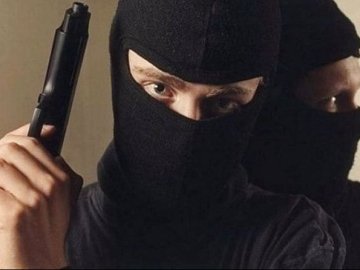 На трасі під Одесою у трьох бізнесменів невідомі  відібрали 12 мільйонів