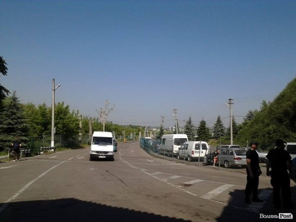 Черга на виїзд з України